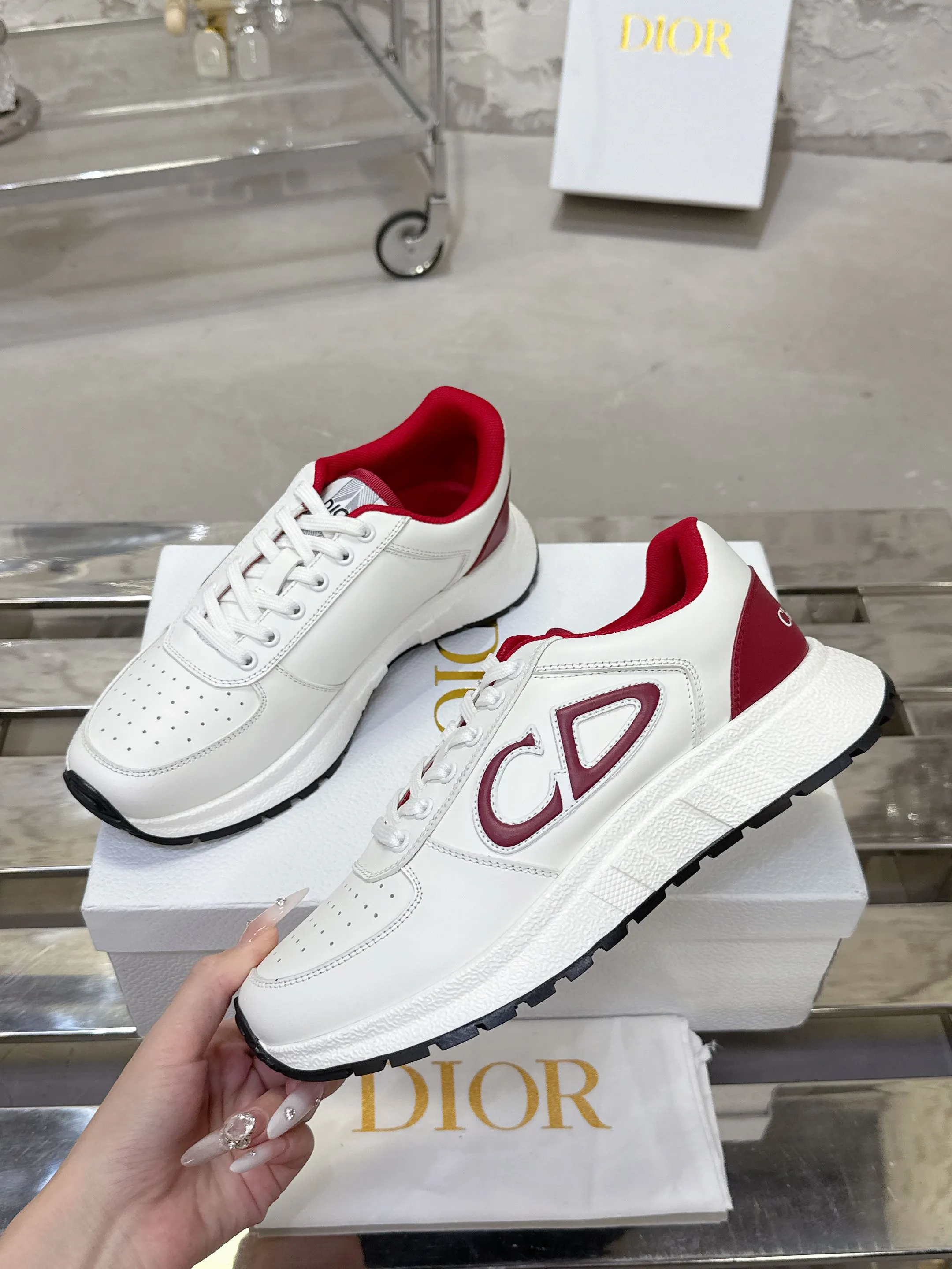 [Dior Dior] P: 660💰Couple model Size: Female: 35-40 (41 customized), male 39-44. (45 customized) 2025 Dior Dior autumn and winter new couple model, thick-soled casual sports shoes, original purchase and development, reinterpret sports style with elegant and fashionable shape. The upper is crafted from white mesh fabric and features the Christian Dior Paris signature on the laces and heel. The exquisite two-color sole is light and soft, which can add a high-end temperament to all kinds of casual looks. The delivery counter is exquisitely packaged🛍📦 ▪️Material: Original custom imported first-layer cowhide ▪️Inner lining: Imported soft sheepskin lining ▪️Sole: Original open-molded anti-slip rubber material ▪️Sole thickness: 4CM